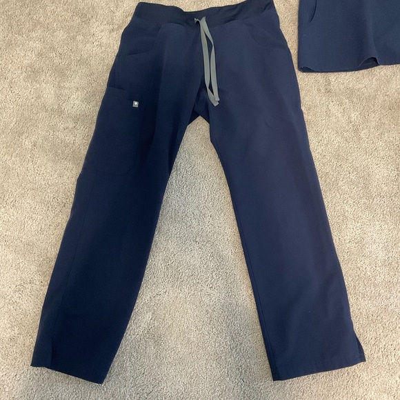 FIGS Kade Cargo Scrub Pants wear figs scrubs scrub pants healthcare worker - Picture 5 of 14